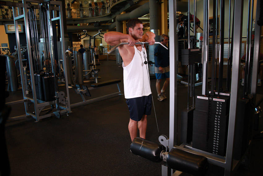 Cable Upright Rows: Starting position
