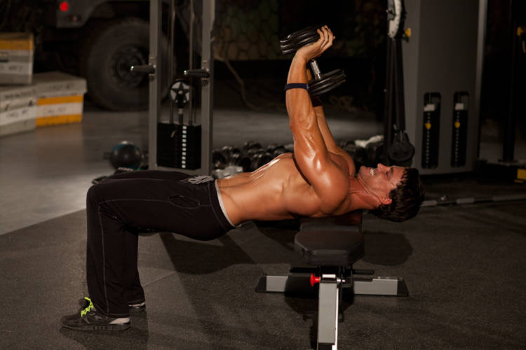 Close-Grip Dumbbell Press: Starting position