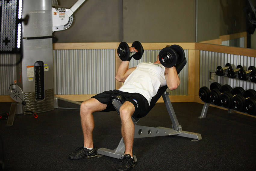 Incline Dumbbell Bench Press: Starting position
